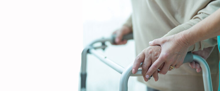 آموزش و اصلاح راه رفتن با فیزیوتراپی در منزل